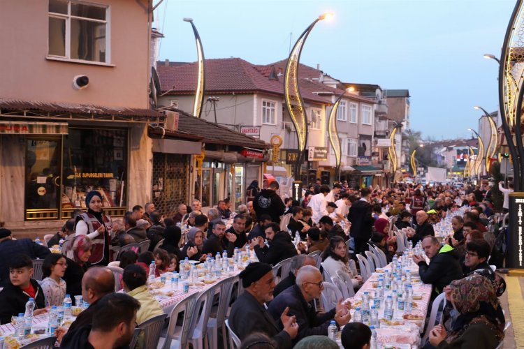 İzmit'in halk iftarına Kuruçeşmeliler akın etti -