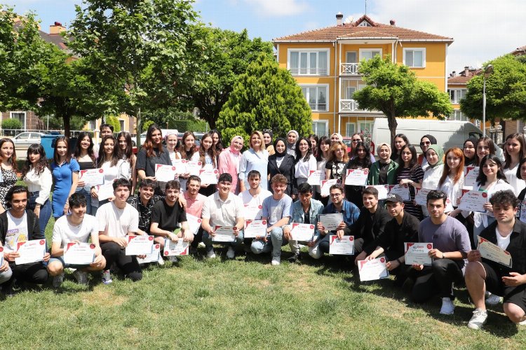 İzmit'te akademi mezunları üniversiteli oldu -