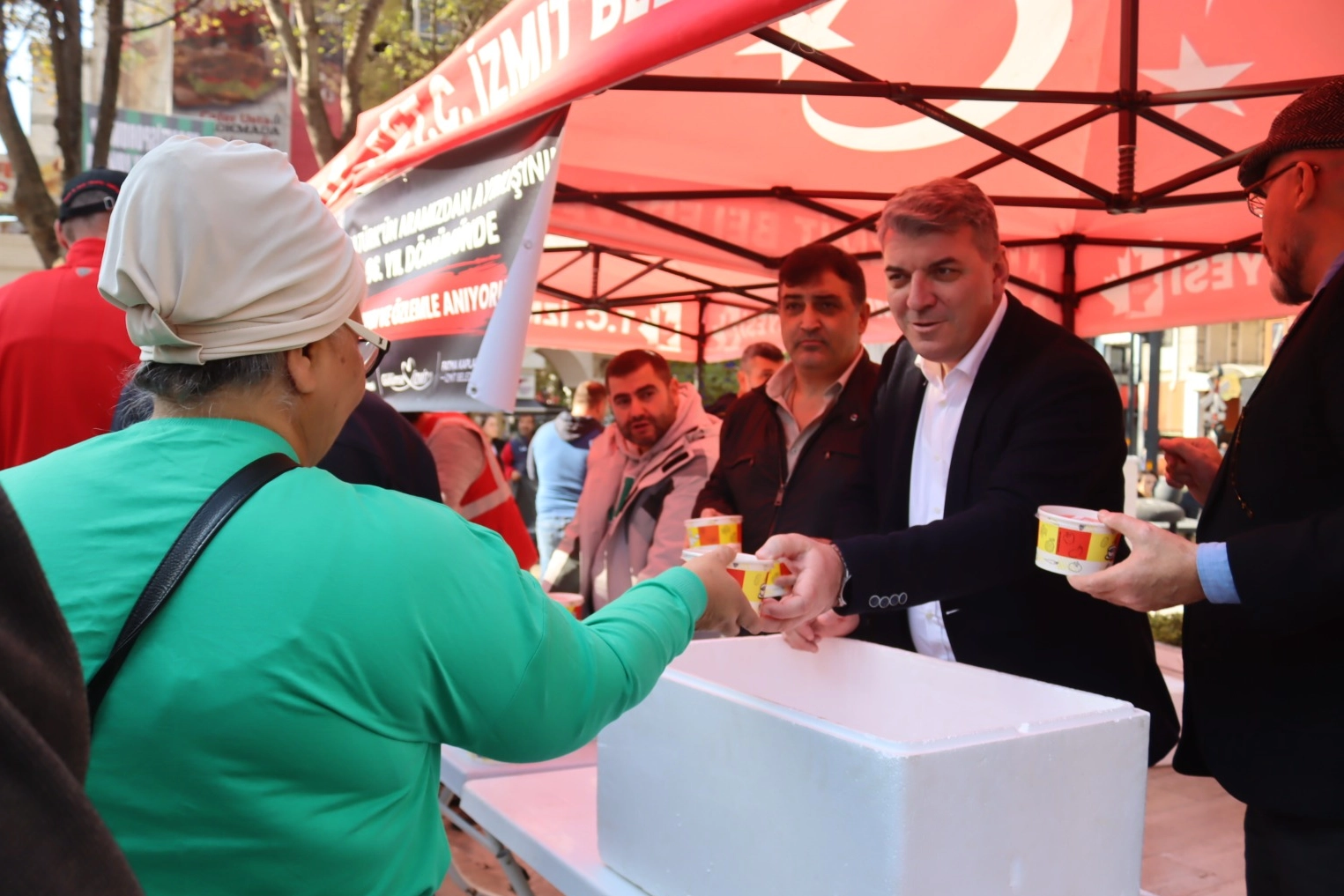 İzmit'te Ata'nın sevdiği yemekler ikram edildi -