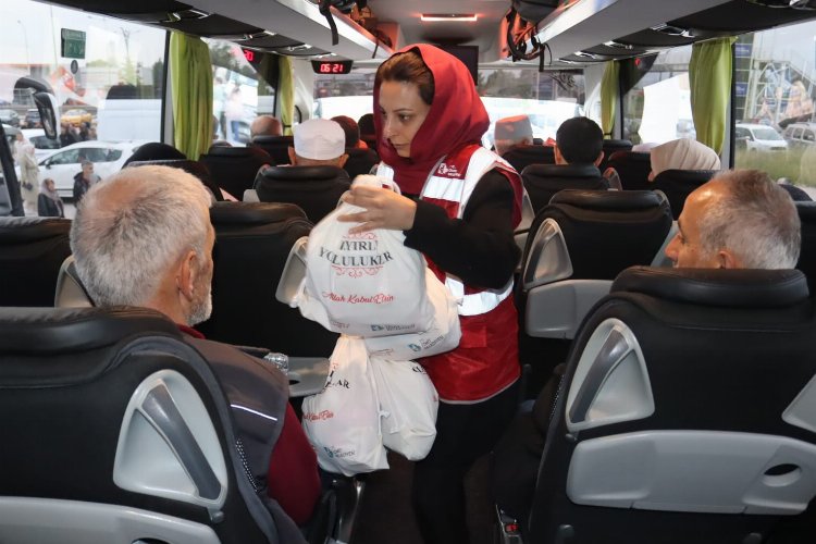 İzmit'te hacı adayları hediyelerle uğurlandı -