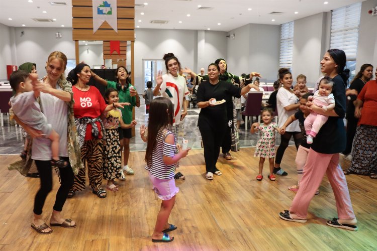 İzmit'te kadınlar matinede gönüllerince eğlendi -