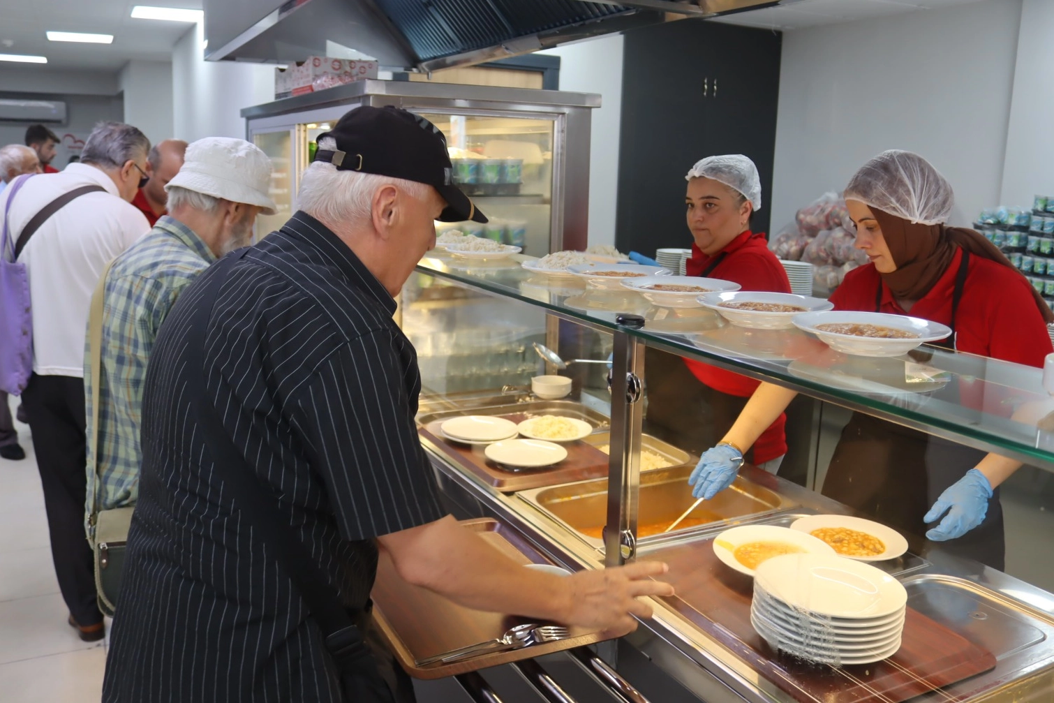 İzmit'te 'Paşa Kent Lokantası' büyük beğeni topladı -