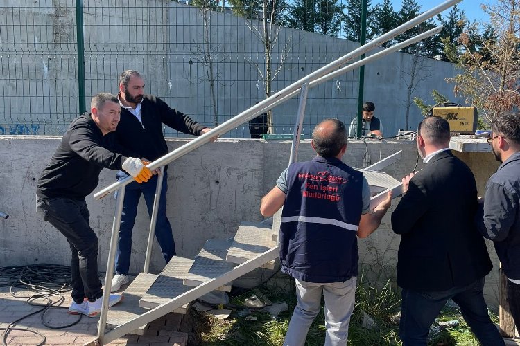 İzmit'te tartışmalık merdiven yeniden yapıldı -