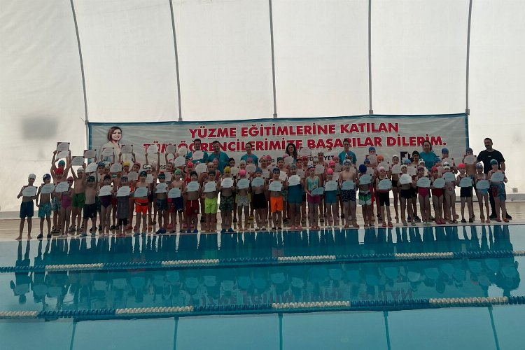 İzmit'te yüzme öğrenen minikler sertifikalarını aldı -