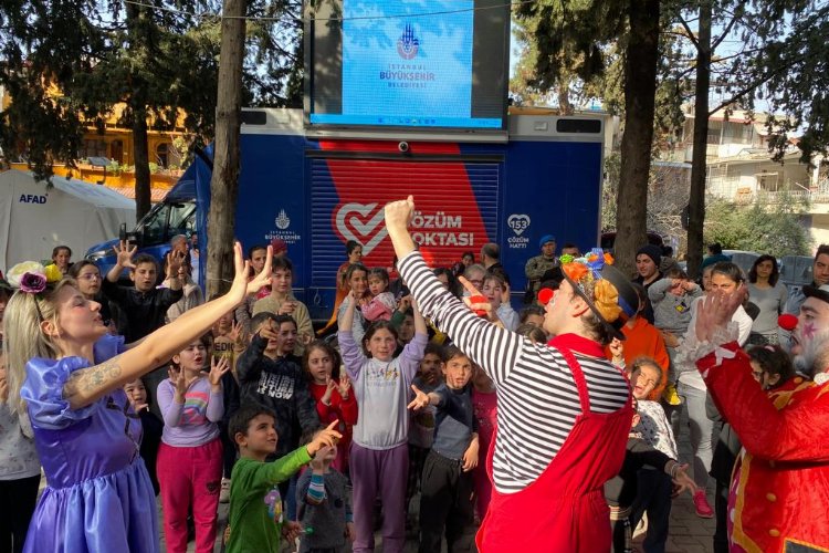 İzmitli gönüllü tiyatrocular Hatay'da minikleri eğlendiriyor -