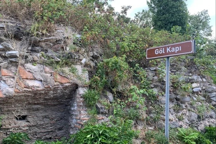 İznik Göl Kapı, bakımsızlıktan görünmez hale geldi -