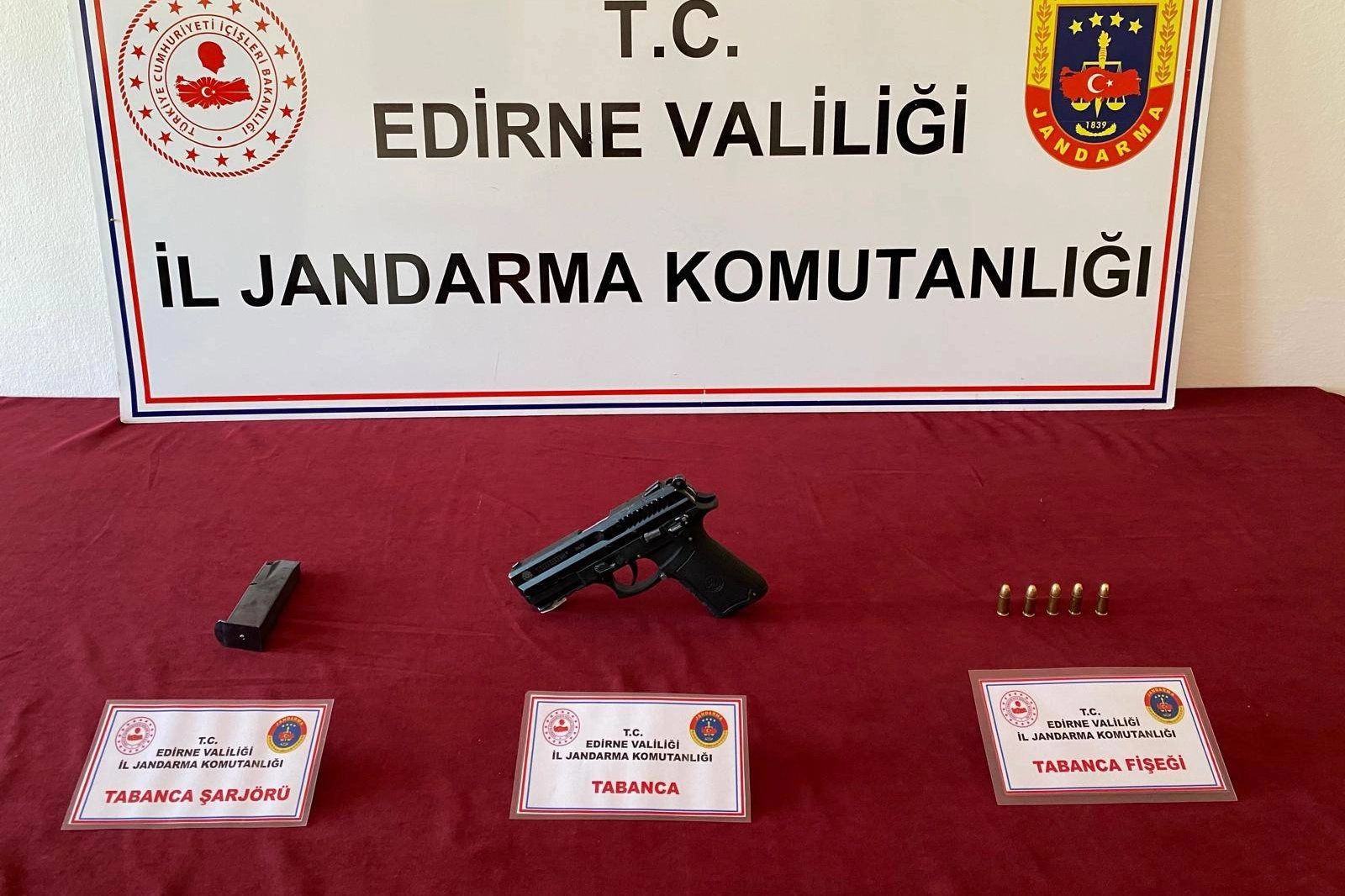 Jandarma Edirne'de tabanca ele geçirdi -