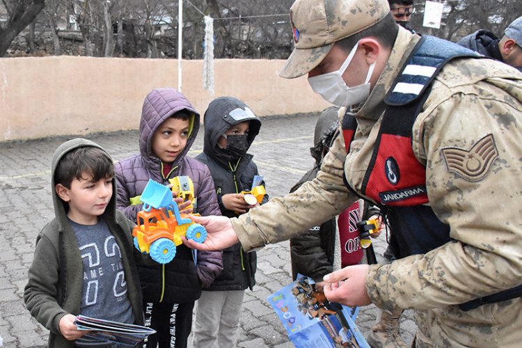 Jandarma 'tebessüm' ettiriyor -