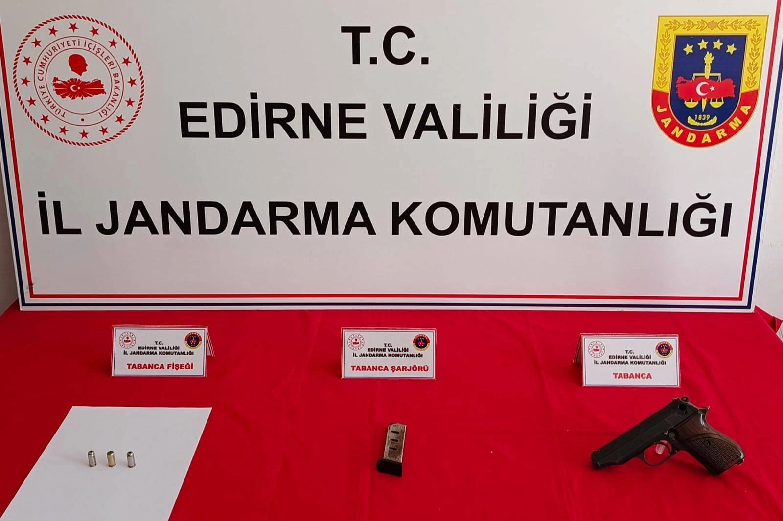 Kaçakçılık operasyonunda ruhsatsız tabanca ele geçirildi -