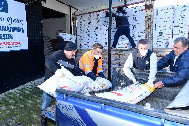 Karabağlar'da tonlarca gübre ve bordo bulamacının dağıtılıyor -