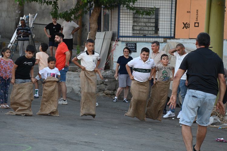 Karabağlar’ın sokakları neşe ve mutluluklar dolup taşıyor! -