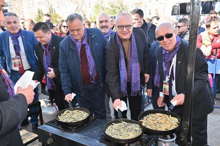 Karadenizliler Manisa'da hamsi festivalinde buluştular -