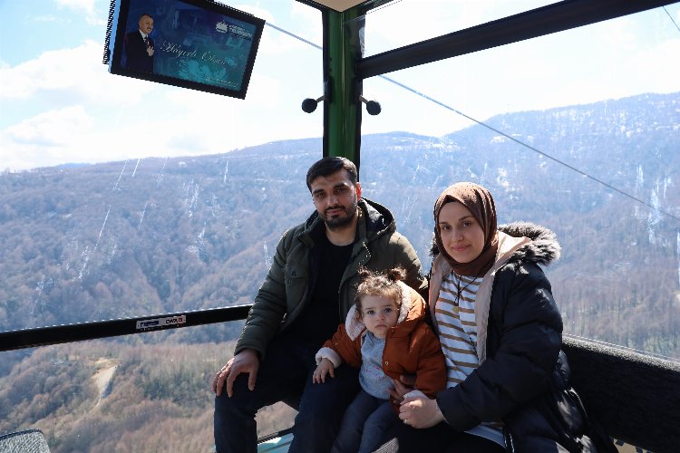 Kartepe'de teleferiğin ilk yolcusu 1 yaşındaki Mila bebek -