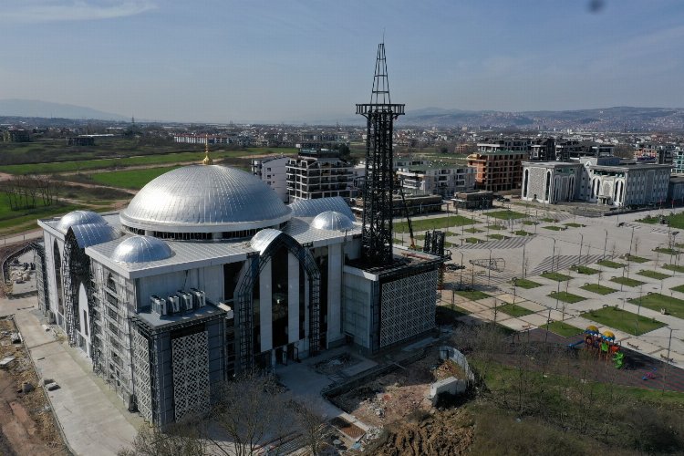 Kartepe Kent Meydanı Camii’ne çelik minare -