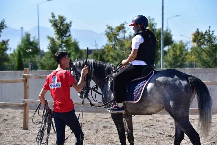 Kayseri Büyükşehir'den binicilik eğitimi -