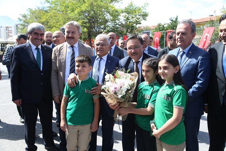 Kayseri'de ilk ders zili çaldı -