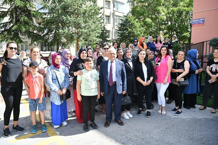 Kayseri protokolü karne coşkusuna ortak oldu -