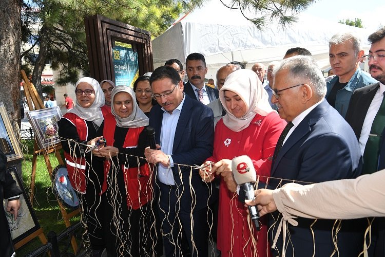 Kayseri protokolü Kızılay kermesinde -