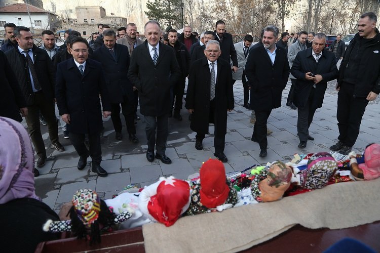 Kayseri protokolü Yazgı'yla Tahta Kilise'yi inceledi -