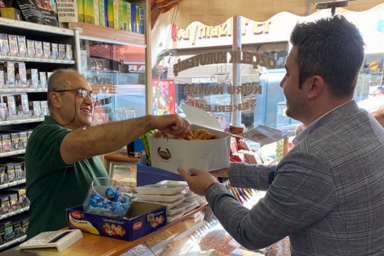 Keşan'da yerel yönetim ve siyasi partilerden kandil simidi ikramı -