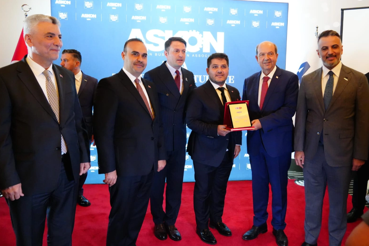 KKTC Cumhurbaşkanı Tatar’dan Art’ye teşekkür plaketi -