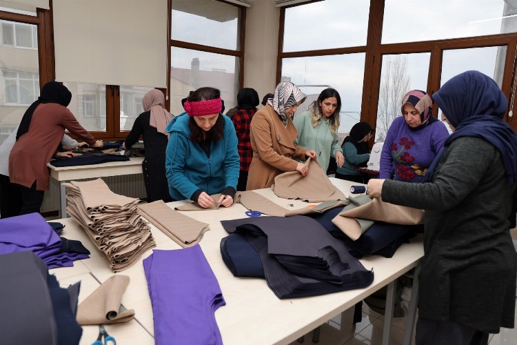 KO-MEK'ten depremzedeler için kışlık çocuk takımları -