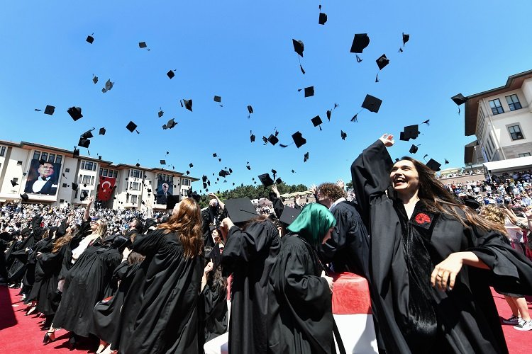 Koç Üniversitesi'nde mezuniyet heyecanı -