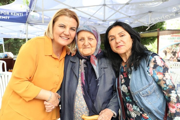 Kocaeli Alzheimer Yaşam Evi'nde 2'nci yaşını coşkusu -