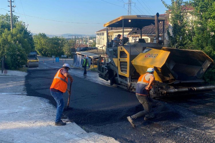 Kocaeli Büyükşehir'den Başiskele'de asfalt serimi -