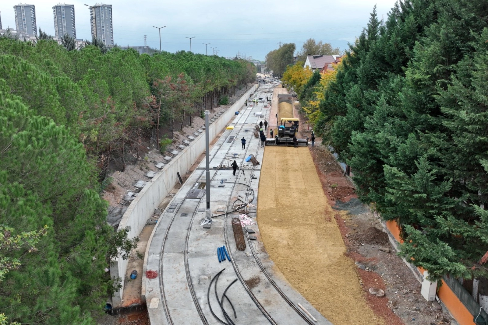 Kocaeli 'de Alikahya tramvayı stada doğru ilerliyor -