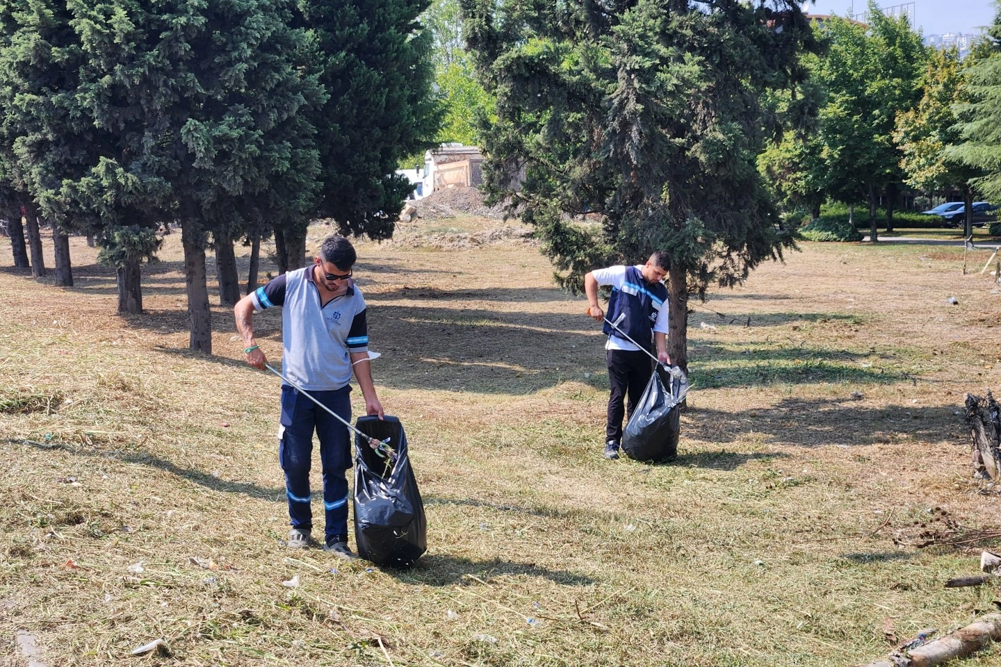 Kocaeli'de park ve bahçelerde sonbahar temizliği -