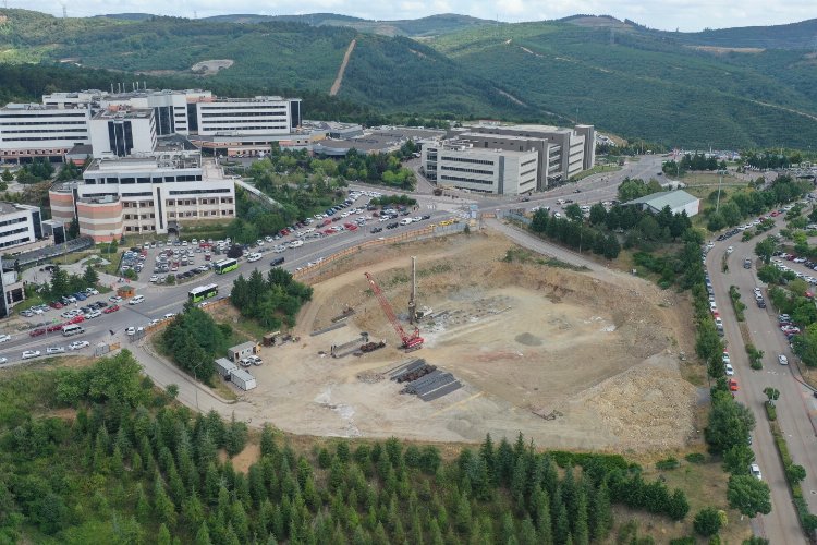 Kocaeli'de Umuttepe Cami ve otoparkında temel hazırlığı -