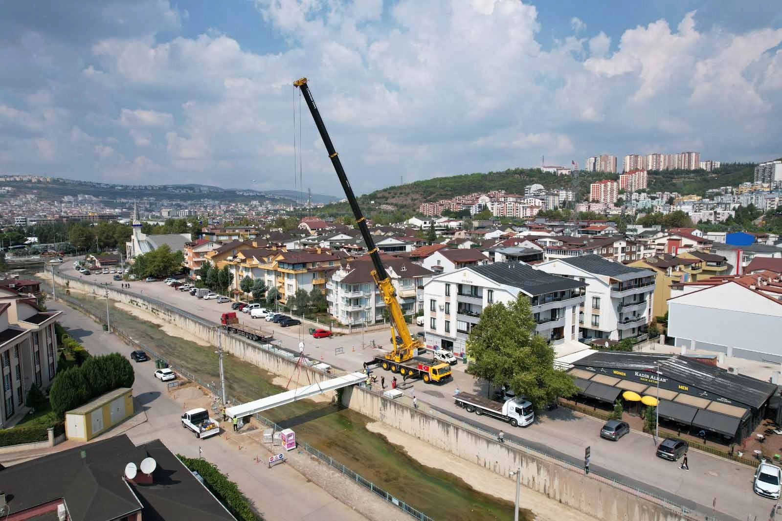 Kocaeli'de Yahya Kaptan’a yapılan yaya köprüsü hız kazandı -