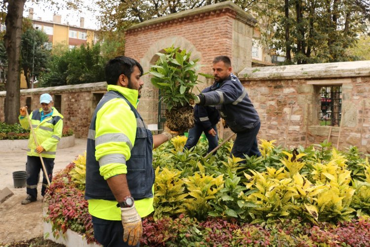 Kocaeli'de yenilenen ve yeşillenen Yeni Cuma avlusu -