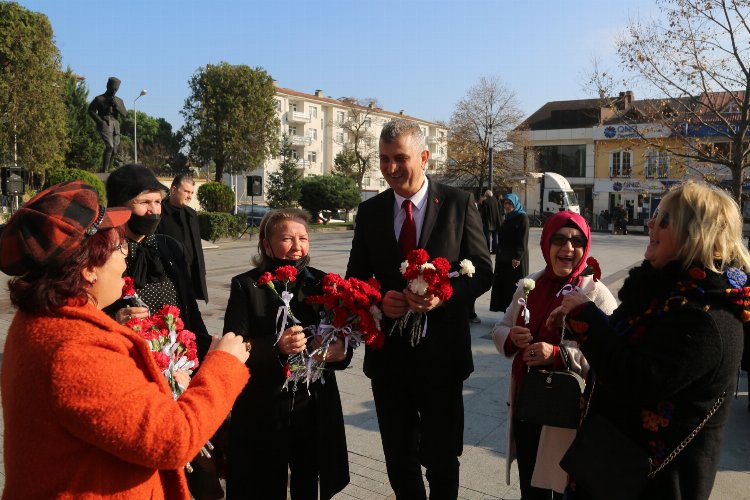 Kocaeli Gölcük'te Başkan Yıldırım'dan kadınlara karanfil -