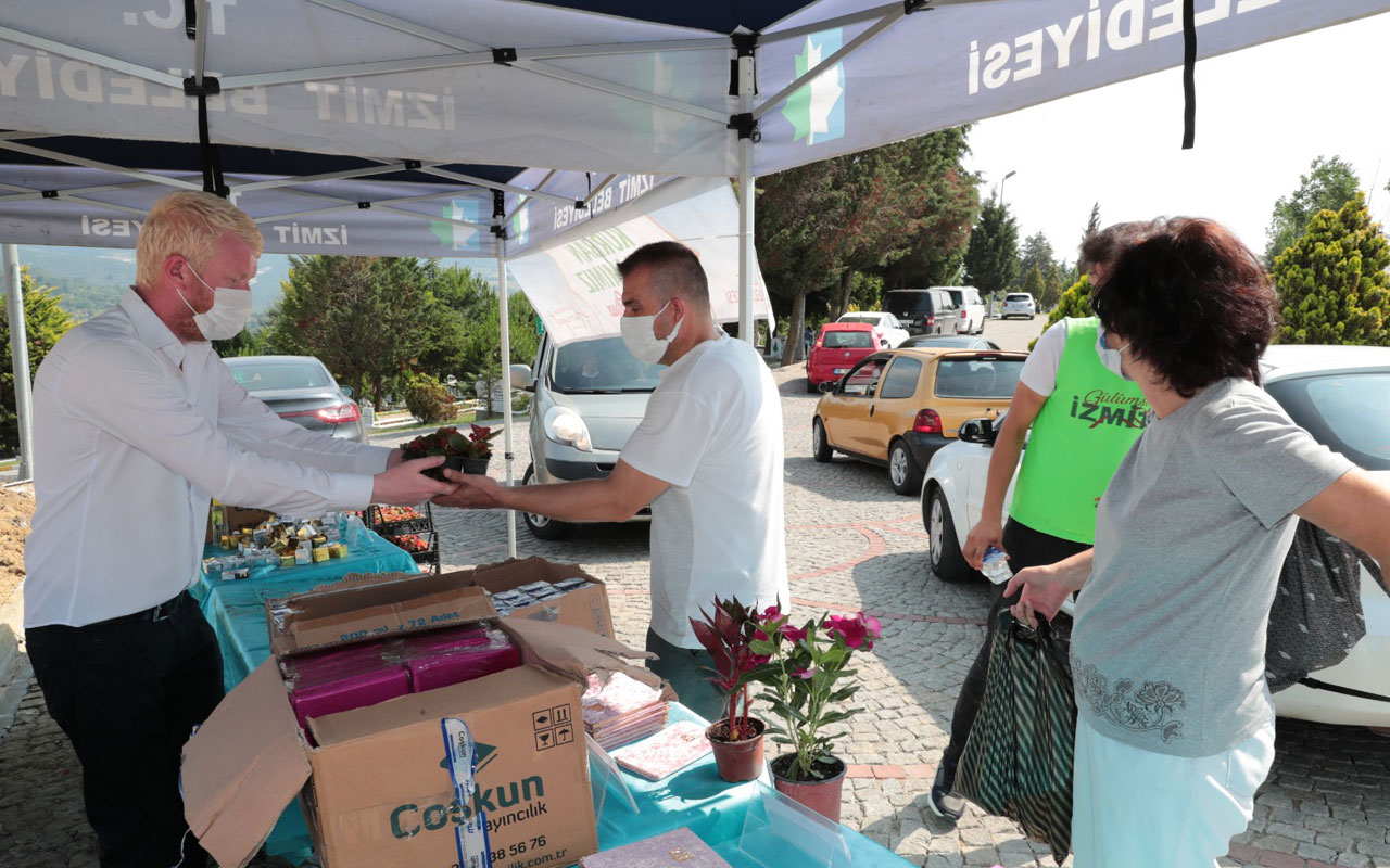 Kocaeli İzmit mezarlıklarında bayramlık ikramlar