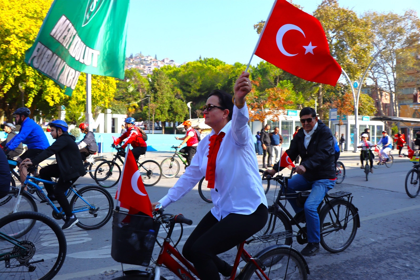 Kocaeli İzmit'te bisikletlilerden renkli kortej -