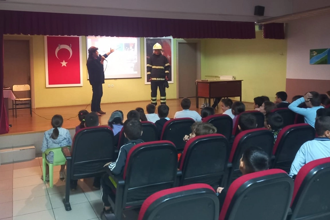 Kocaeli'nde öğrenciler itfaiyecilik mesleğini öğrendi -