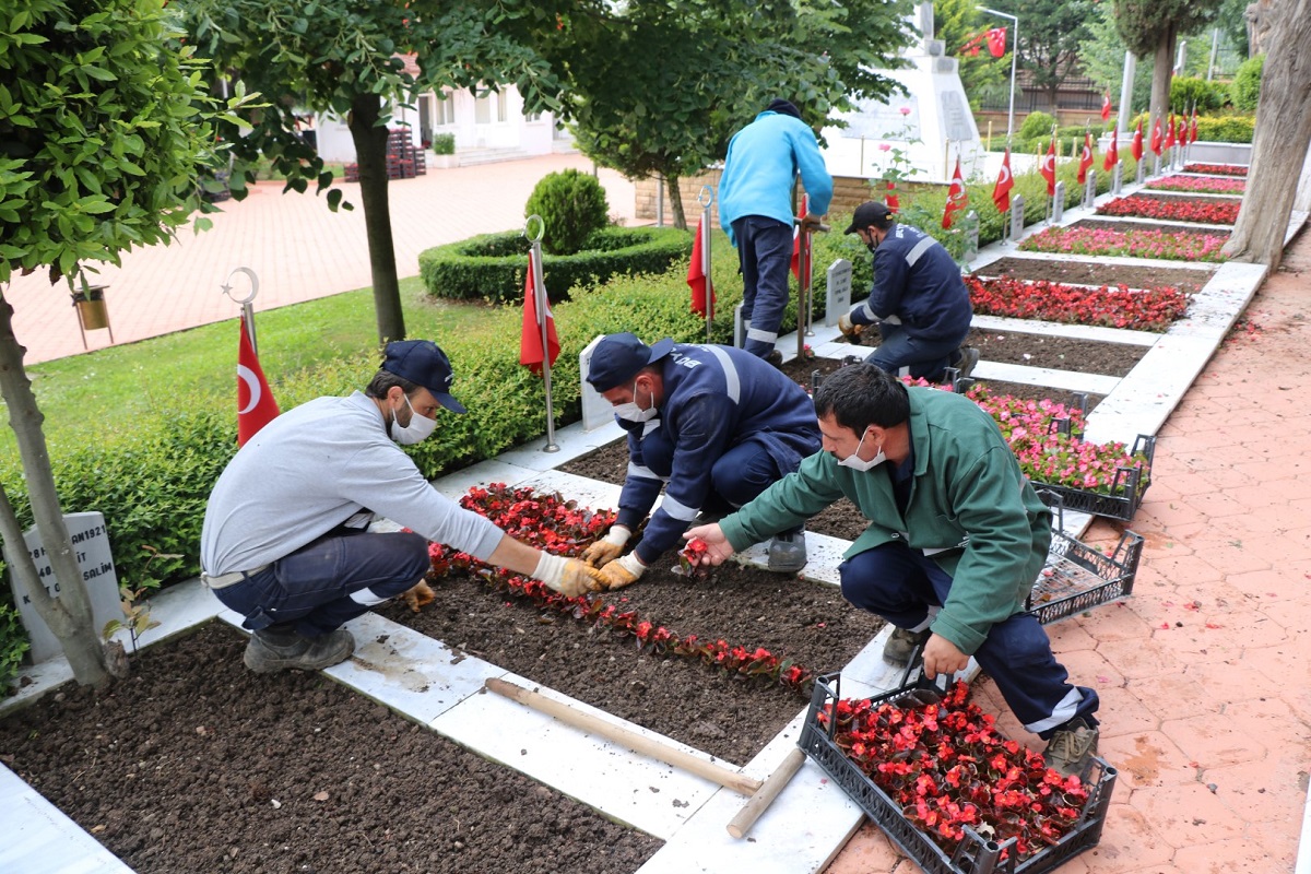 Kocaeli’nde şehitlikler çiçek açtı