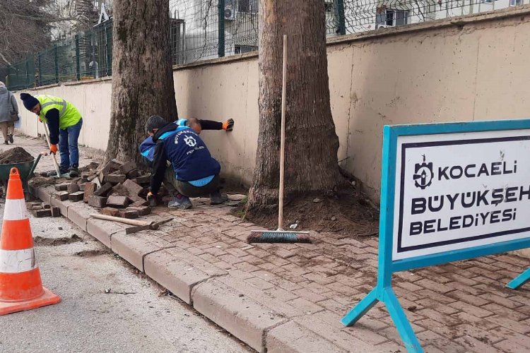 Kocaeli'nin 'Timi' hastane kaldırımlarını onardı -