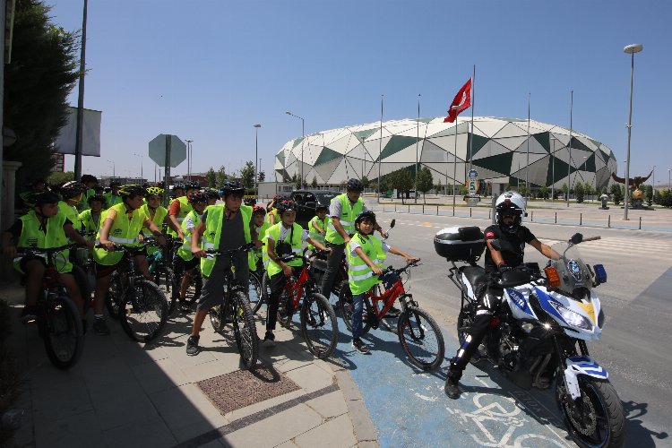 Konya'da öğrenciler 'güvenli sürüş' öğreniyor -