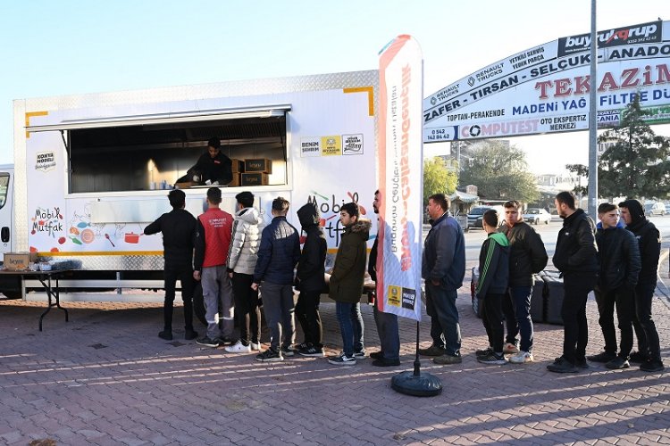 Konya'da sanayide çalışan gençlerle buluştu -