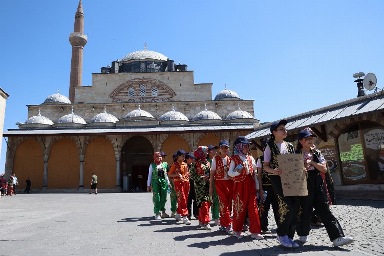 Konyalı gençler canlı tarih turunda öğreniyor -