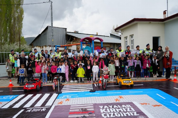 Köy okulu miniklerine trafik eğitimi -