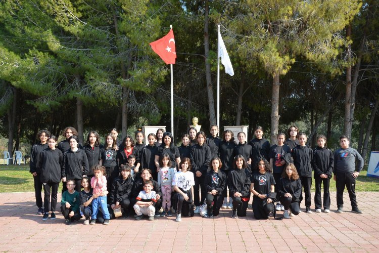 Kır Çiçekleri’nden depremzede ailelere moral ziyareti -