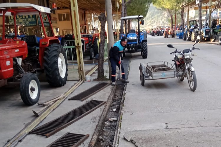 Kırkağaç’ta yağmursuyu ızgaraları temizlendi -