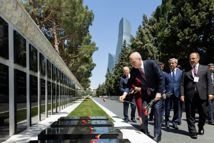 Kurtulmuş, Bakü'de şehitliği ziyaret etti -