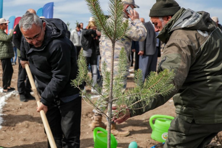 Kütahya'da fidanlar depremde hayatını kaybedenler anısına toprakla buluştu -