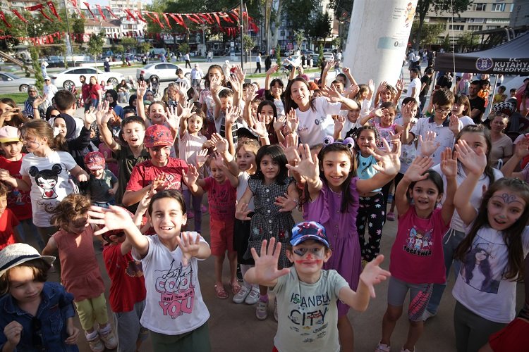 Kütahyalı çocuklar Zafer Meydanı'nda buluştu -