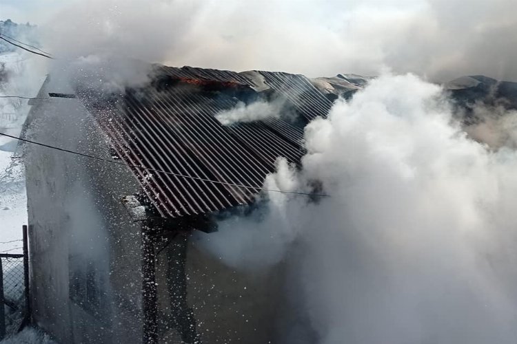 Köy evinde çıkan yangında yaşlı adam yanarak can verdi -